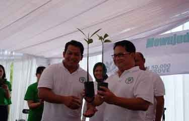 06 Jul 2013, ANTAM planted 550 productive plants in the urban forest of the University of Indonesia campus in Depok