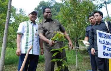 04 Nov 2013, Minister Of Environment Visits ANTAMs Gold Mining Business Unit