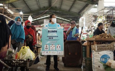 ANTAM and the West Kalimantan SOE Task Force Distribute  16 Thousand Masks