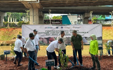Dukung Dekarbonisasi, ANTAM Tanam Seribu Pohon di Jakarta Timur