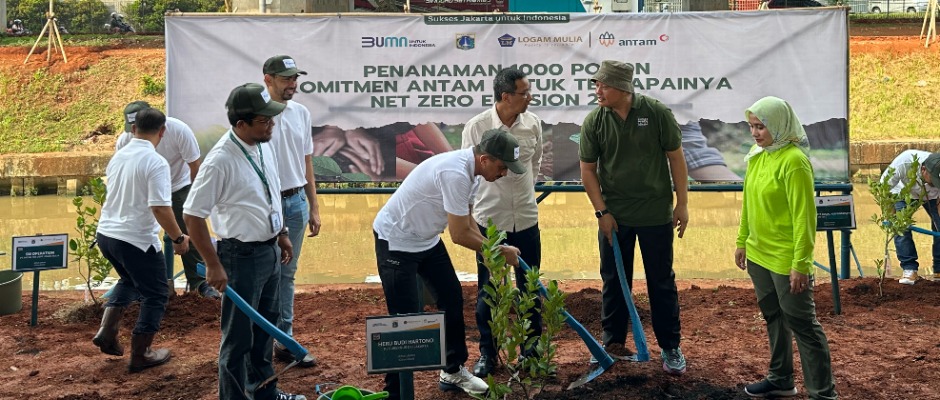 Support Decarbonization, ANTAM Plants a Thousand Trees in East Jakarta 